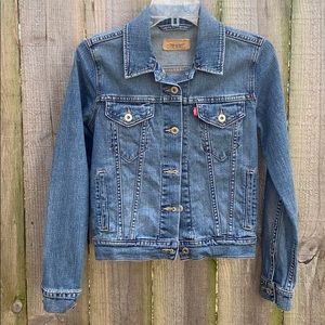 Women’s Levi’s Jean jacket size small.